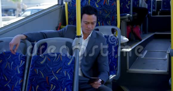 乘坐4k公共汽车时使用手机上下班视频的预览图