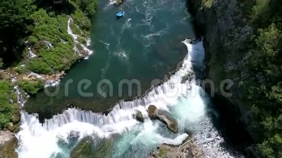 河上峡谷和瀑布的空中景观视频的预览图