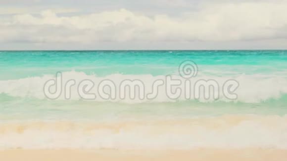 在岛上热带海滩上看到波浪美丽岛上的海蓝碧波拉齐奥海滩普拉斯林岛视频的预览图