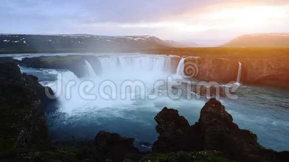 完美的日落霍达弗斯非常美丽的冰岛瀑布高12米它位于北近湖视频的预览图