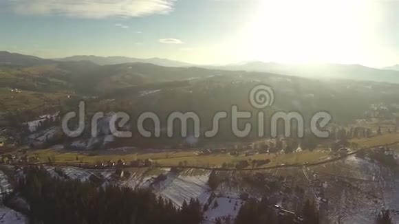喀尔巴阡山针叶林空中拍摄春季视频的预览图