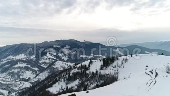 冬山小村带着无人机摄像头拍摄的视频的预览图