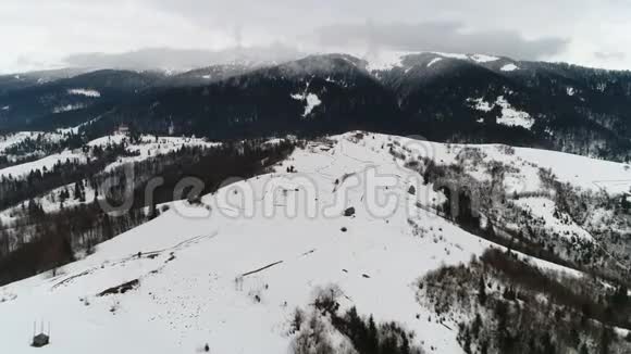 冬山小村与无人机相机一起拍摄视频的预览图