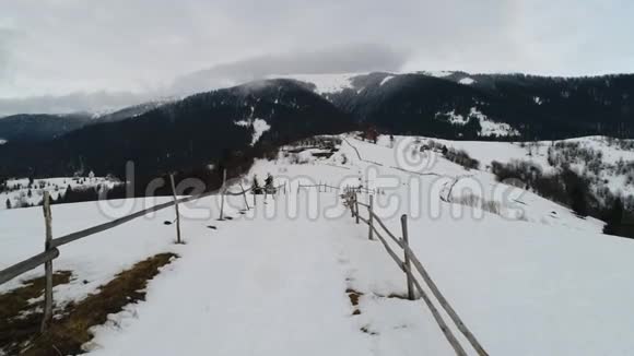冬山小村用无人机摄像机拍摄视频的预览图