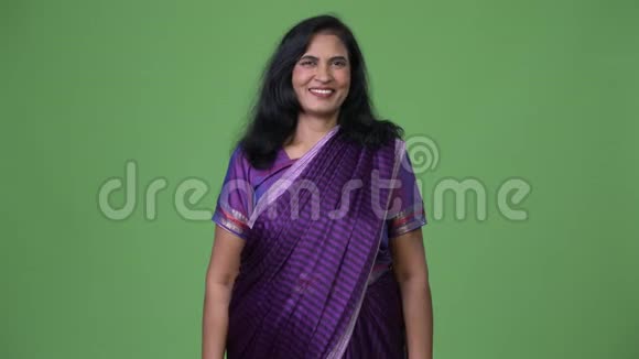 成熟快乐美丽的印度女人微笑着穿着莎莉传统服装视频的预览图