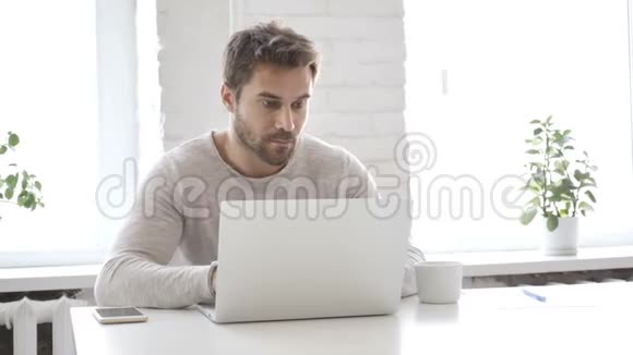 损失沮丧的商人在笔记本电脑上工作视频的预览图