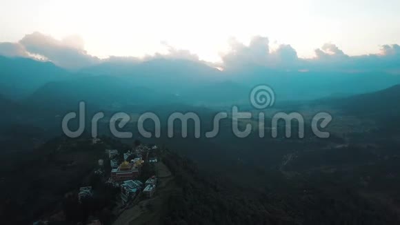 尼泊尔喜马拉雅山的古老佛教寺院视频的预览图