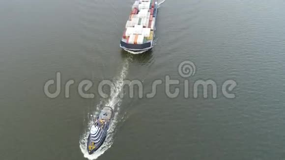 特拉华河拖船驳船的航摄视频的预览图