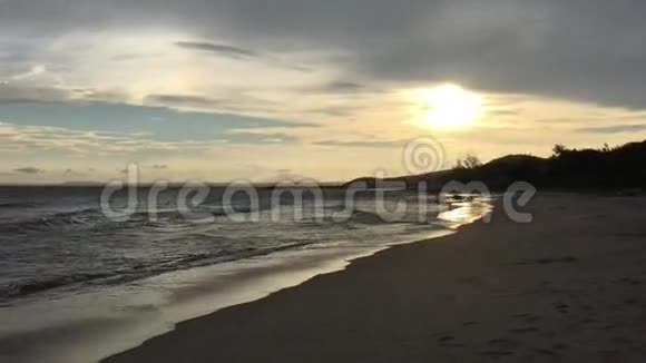 日落时分海滩视频的预览图