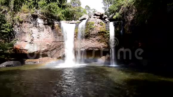 森林中的瀑布视频的预览图