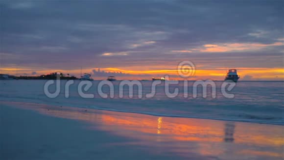 在异国情调的加勒比海海滩上美丽的日落视频的预览图