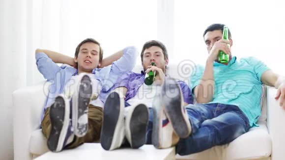 有啤酒在家看电视的男性朋友视频的预览图