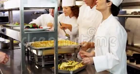 厨师烹饪食物视频的预览图
