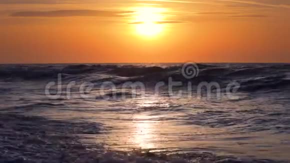 海面上美丽的日出视频的预览图