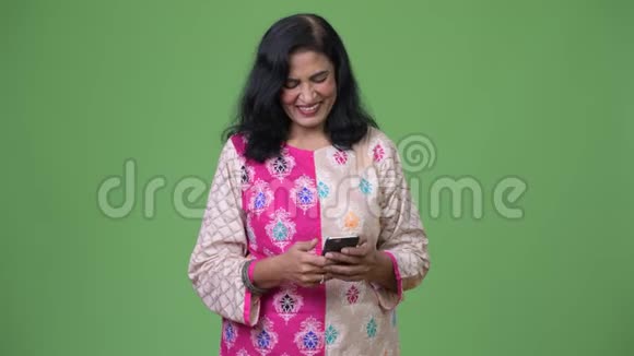 成熟快乐美丽的印度妇女用电话微笑视频的预览图