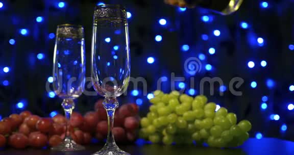 将香槟酒倒入两个水晶杯中以防波克黑色背景视频的预览图