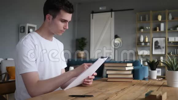 年轻人阅读文件通过合同视频的预览图