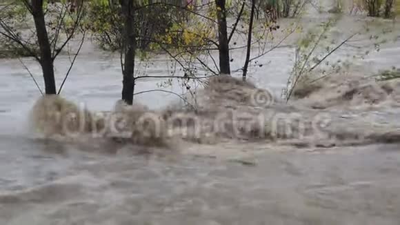大雨过后塞里奥河涨了贝加莫省意大利北部视频的预览图