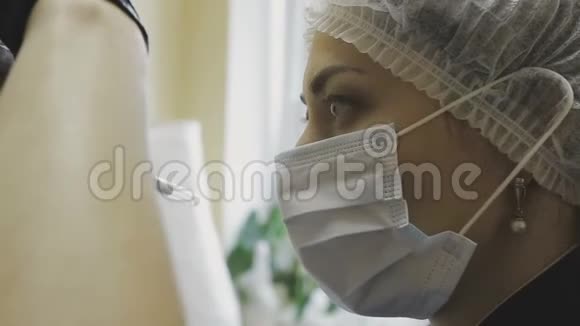 美容诊所的员工对眉毛的着色进行操作视频的预览图