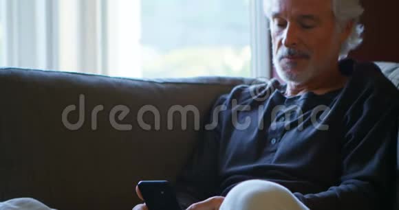 4k沙发上用手机的老人视频的预览图