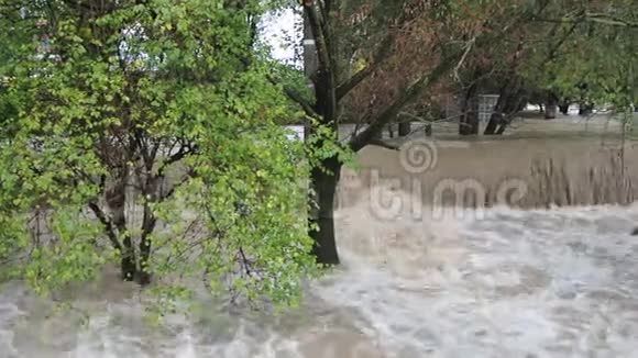 大雨过后塞里奥河涨了贝加莫省意大利北部视频的预览图