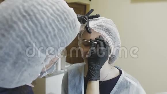 美容诊所的员工对眉毛的着色进行操作视频的预览图