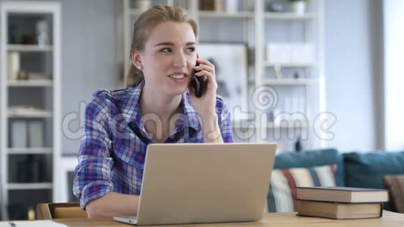 电话交谈年轻女性上班打电话视频的预览图