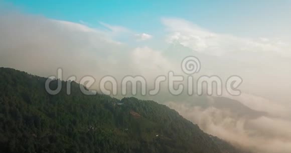 喜马拉雅山的安纳普尔纳和马查普查尔山的Fishtail距离尼泊尔4K空视频的预览图
