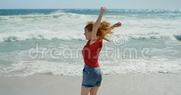 在海滩上享受4k的免费女性视频的预览图