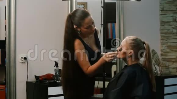 化妆师做职业化妆年轻女人视频的预览图