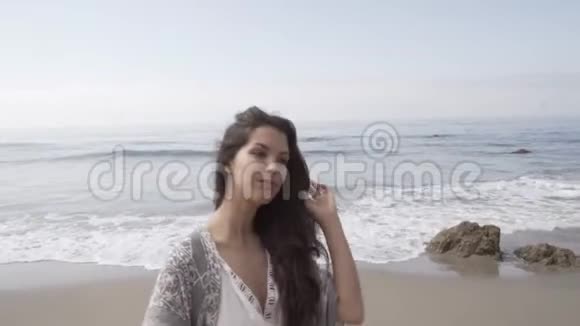 年轻女子在海滩上快乐夏天的感觉视频的预览图