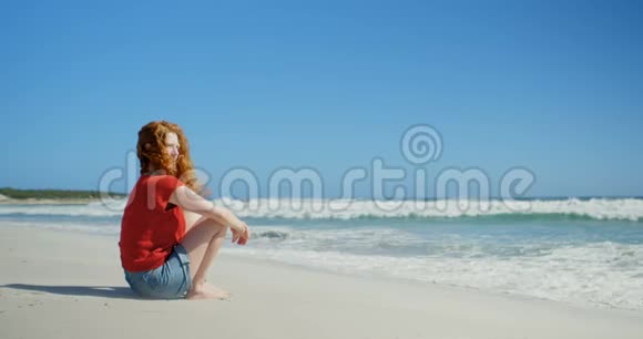 坐在沙滩上看大海的女人视频的预览图