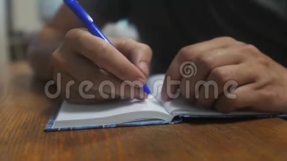人在笔记本上写字男性手写记事本概念商业教育男人在生活方式上做笔记视频的预览图