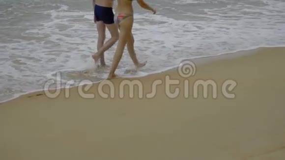 海滩情侣散步视频的预览图