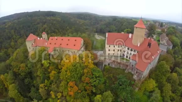 美丽的飞航拍摄捷克城堡红色屋顶秋天视频的预览图