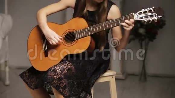 弹吉他的女孩视频的预览图