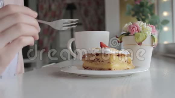 经典的法式甜点millefeuille放在木板上拿破仑蛋糕放在托盘或桌子上上面有薄荷和一杯咖啡和鲜花视频的预览图