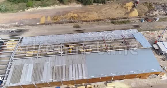 现代锯木厂鸟瞰大型现代锯木厂木厂高空俯瞰视频的预览图