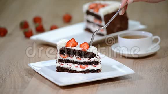白色背景的草莓巧克力蛋糕视频的预览图