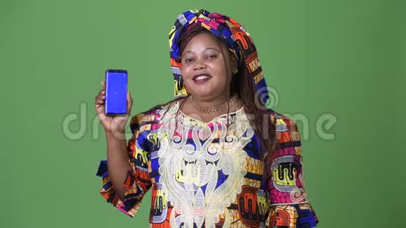 穿着绿色背景的传统服装的非洲美女视频的预览图