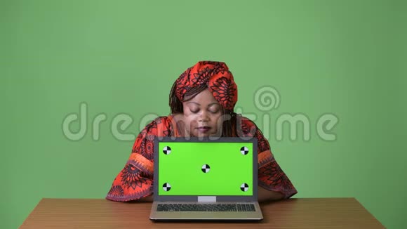 穿着绿色背景的传统服装的非洲美女视频的预览图