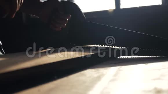 匠心手工与工艺概念慢动作视频木匠在生活车间锯树锯阳光视频的预览图