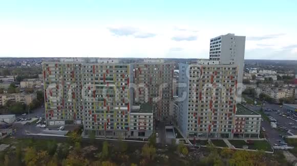 从无人机看到的城市景观和建筑视频的预览图