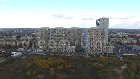 从无人机看到的城市景观和建筑视频的预览图