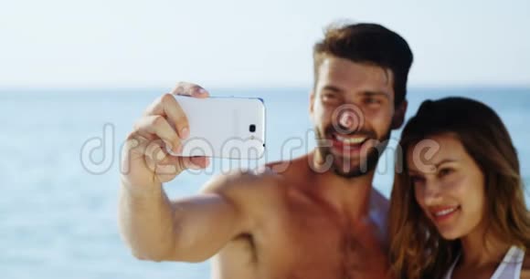 海滩4k的情侣用手机自拍视频的预览图