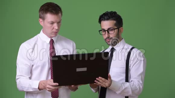 两名年轻的多民族商人在绿色背景下合作视频的预览图