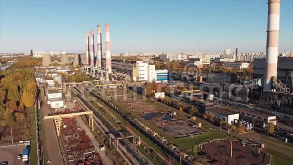城市附近有吸烟管道的工业工厂的鸟瞰图工业区从无人驾驶飞机到视频的预览图