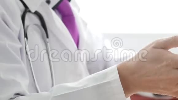 一位医生用手势解释一些事情视频的预览图