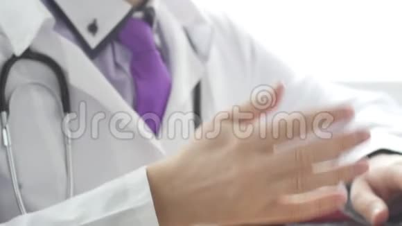 一位医生用手势解释一些事情视频的预览图