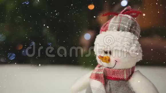 降雪伴圣诞雪人装饰视频的预览图